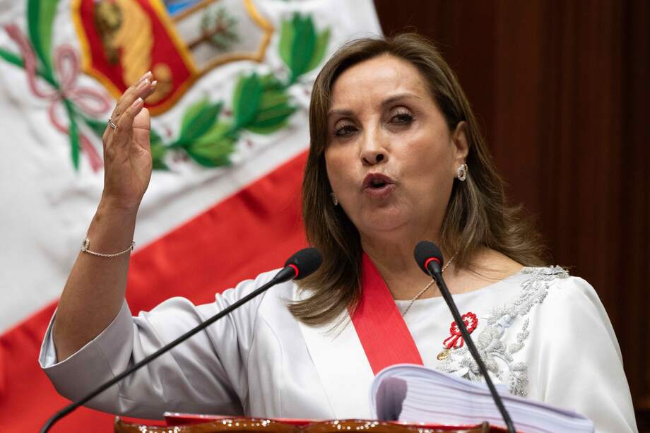 La presidenta de Perú, Dina Boluarte, durante un discurso ante el Congreso.