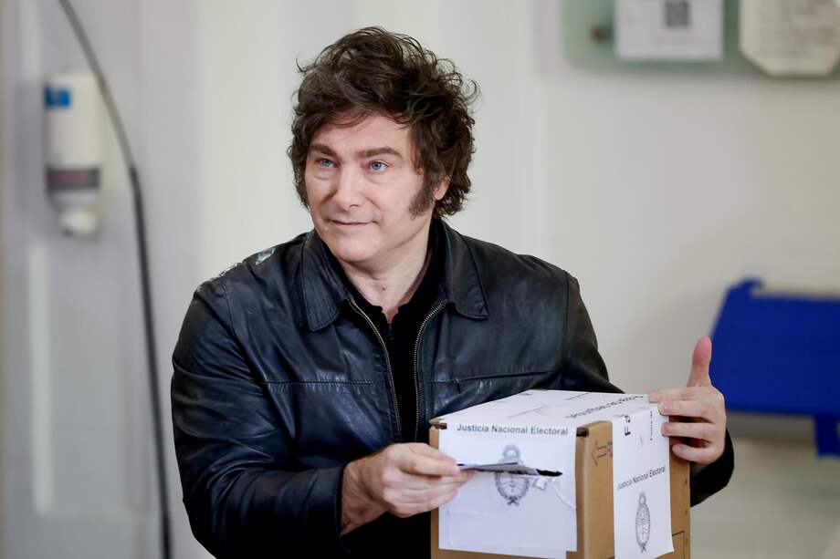 Javier Milei, presidente de Argentina, no dio declaraciones a la prensa al momento de depositar su voto.