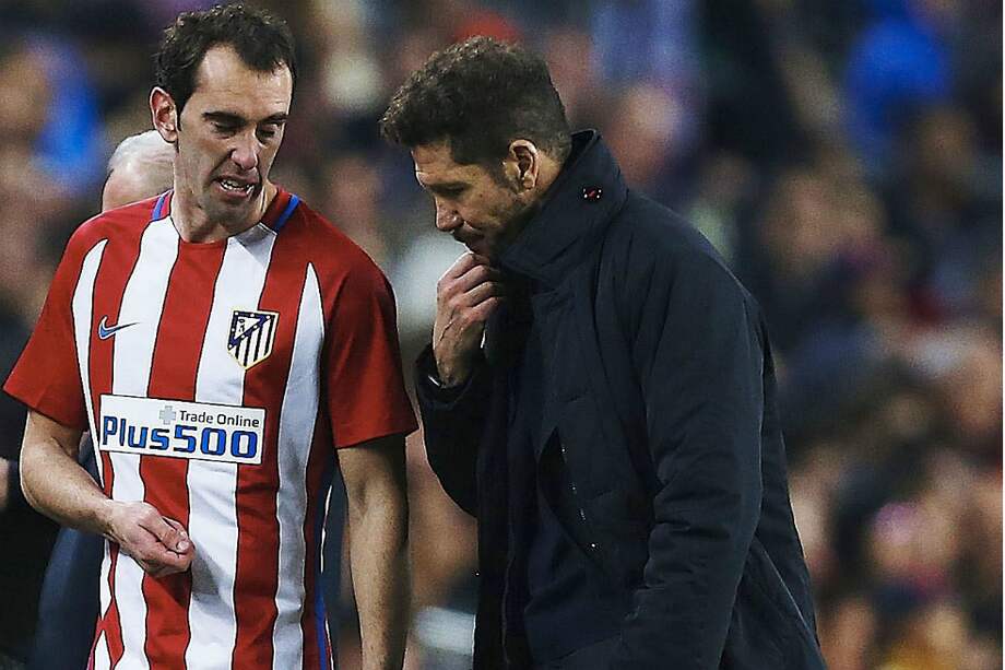 Godín mientras se retiraba de la cancha. / EFE