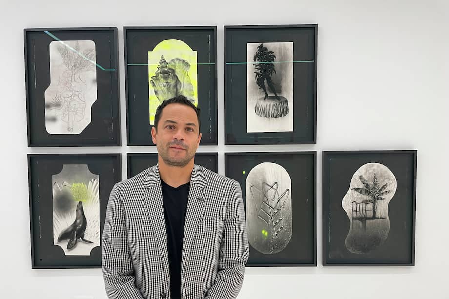 En la foto, Gonzalo Fuenmayor, artista colombiano, quien realizó en 2020 una exposición titulada “Macondo”, en donde fusionó el logotipo de McDonalds con un letrero que llevaba inscrito el nombre “Macondo”.