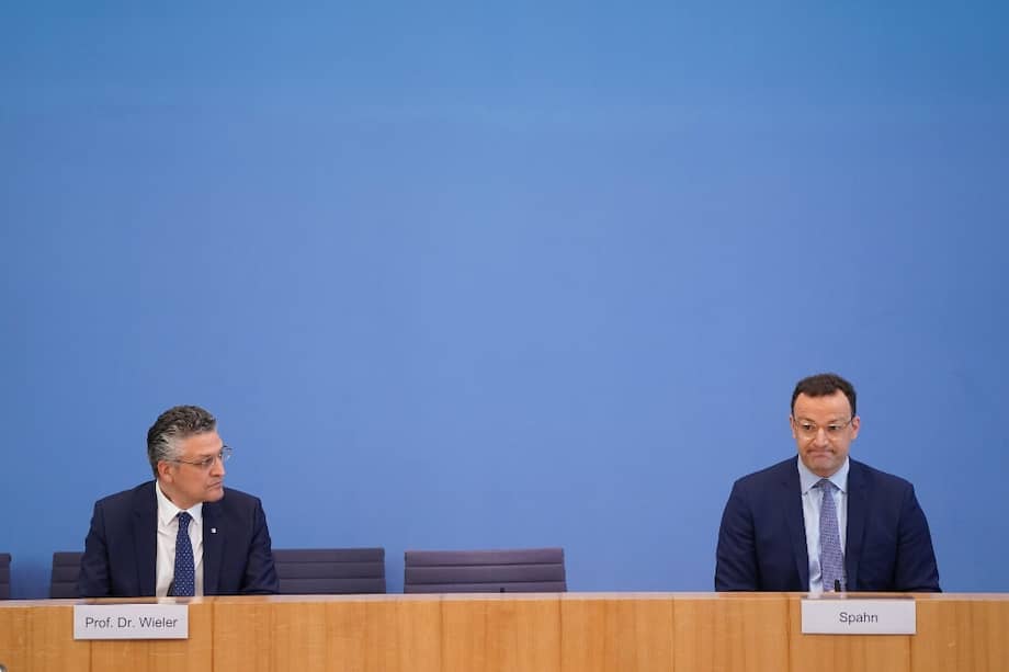 Lothar Wieler, presidente del Instituto Robert Koch, junto al primer ministro de Salud Alemania, Jens Spahn. / EFE