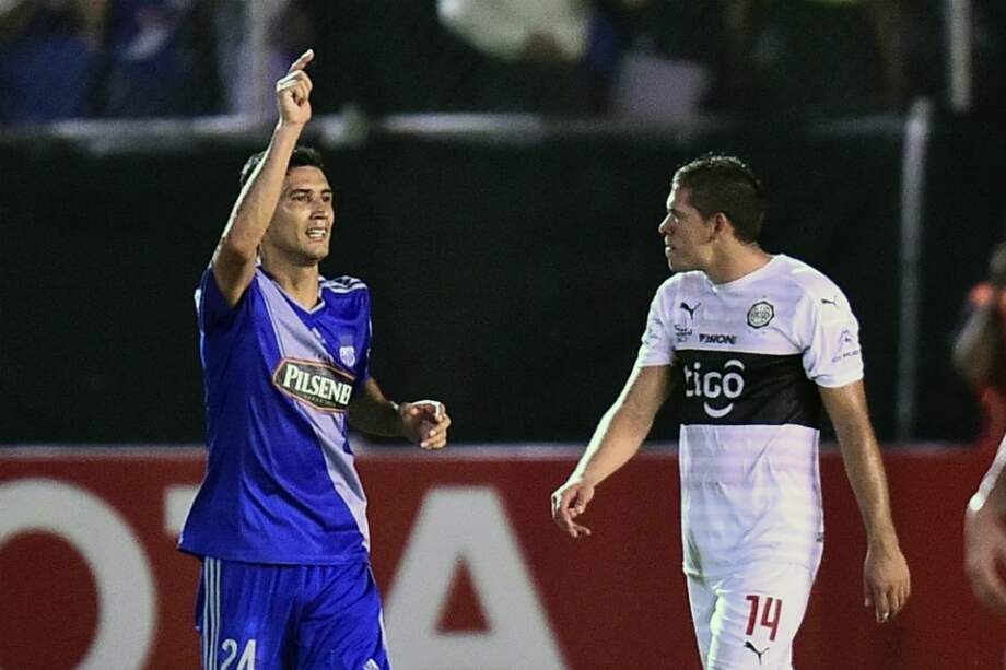 El paraguayo Fernando Giménez celebra uno de los goles que le marcó a Olimpia. / AFP