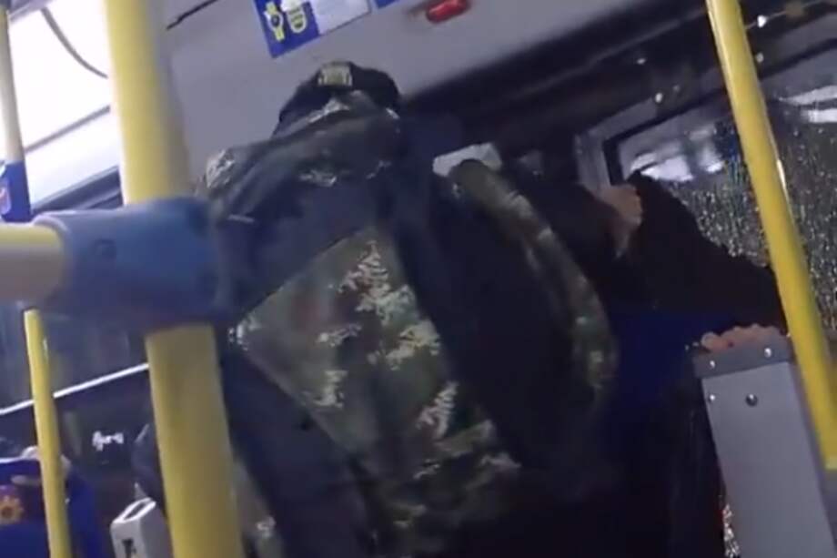 El músico tuvo una confrontación con los pasajeros y el chófer del bus, por lo cual decidió vandalizar el vehículo.