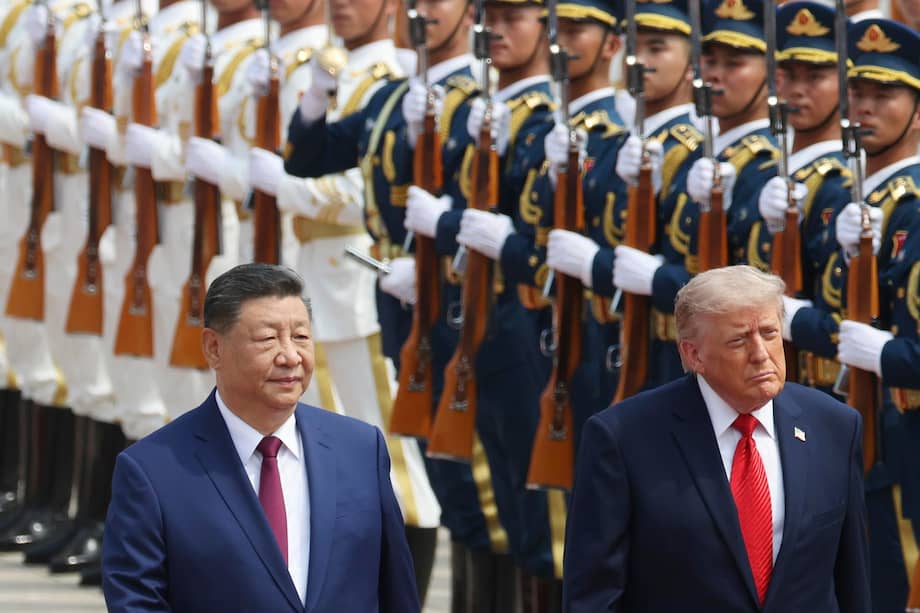 El presidente chino Xi Jinping inspecciona una guardia de honor junto al presidente estadounidense Donald Trump.