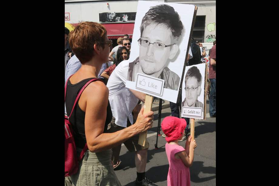 Protesta en Berlín a favor de Edward Snowden y en contra de la presunta ayuda del gobierno alemán a la Agencia Nacional de Seguridad de EE.UU. / AFP