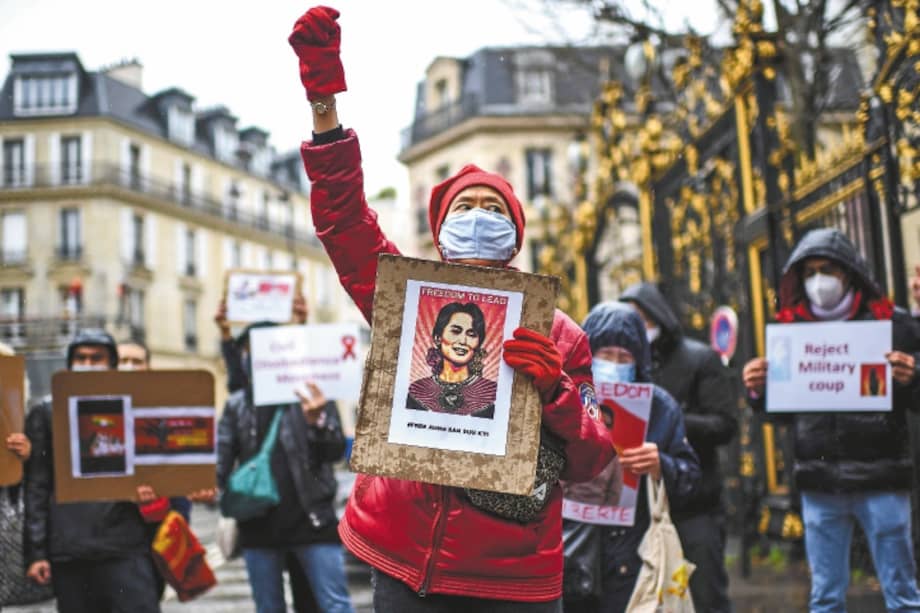 Aung San Suu Kyi se encuentra detenida desde que los militares depusieron su gobierno el 1 de febrero, poniendo fin a un breve período de democracia en Birmania. / AFP - Christophe Archambault
