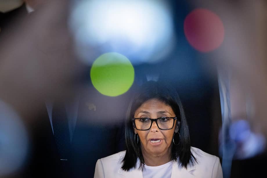 La venezolana Delcy Rodríguez habla con periodistas luego de una de las audiencias sobre el Esequibo en la Corte Internacional de Justicia, en La Haya.