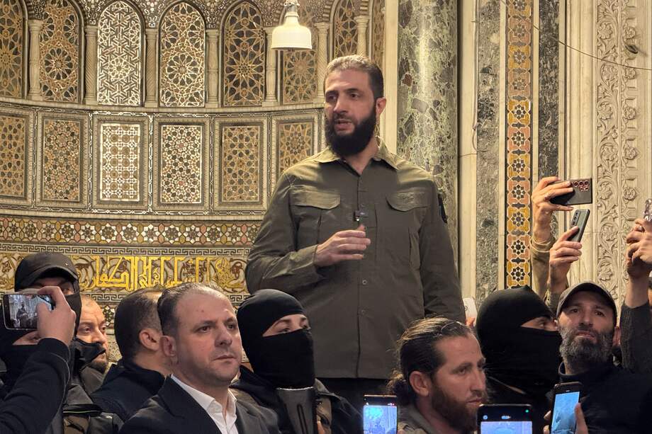 El líder del Organismo de Liberación del Levante (Hayat Tahrir al Sham o HTS, en árabe), Abu Mohamed al Jolani, participa en un acto en la histórica Gran Mezquita de los Omeyas en Damasco (Siria).