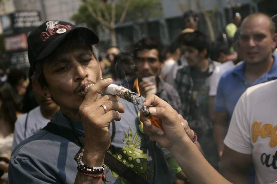 Cientos de personas pidieron la despenalización de la marihuana el 4 de mayo en Ciudad de México. EFE