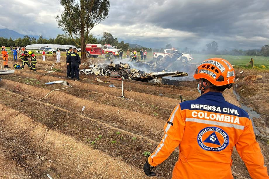 Fotografía publicada en la cuenta de X la Defensa Civil de Colombia que muestra a integrantes de varios equipos de socorro atendiendo el accidente de la avioneta.