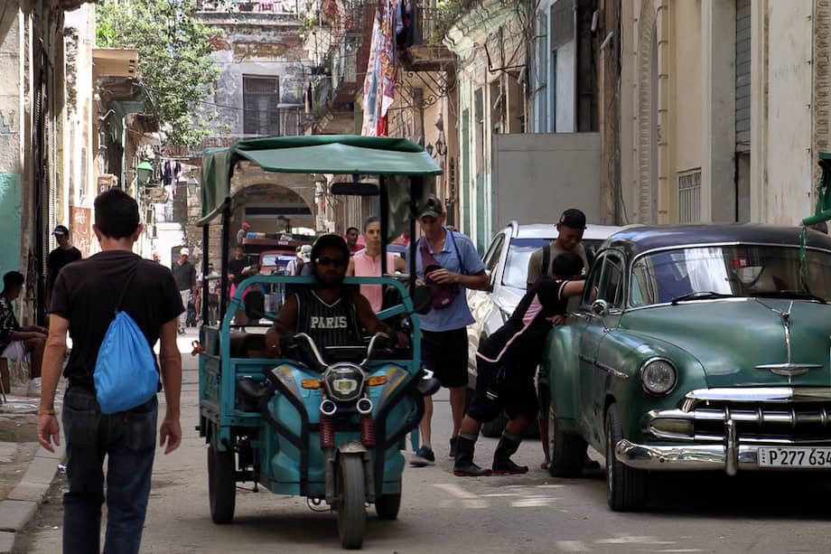 Imagen de referencia. Personas caminan en una calle este martes, en La Habana (Cuba).