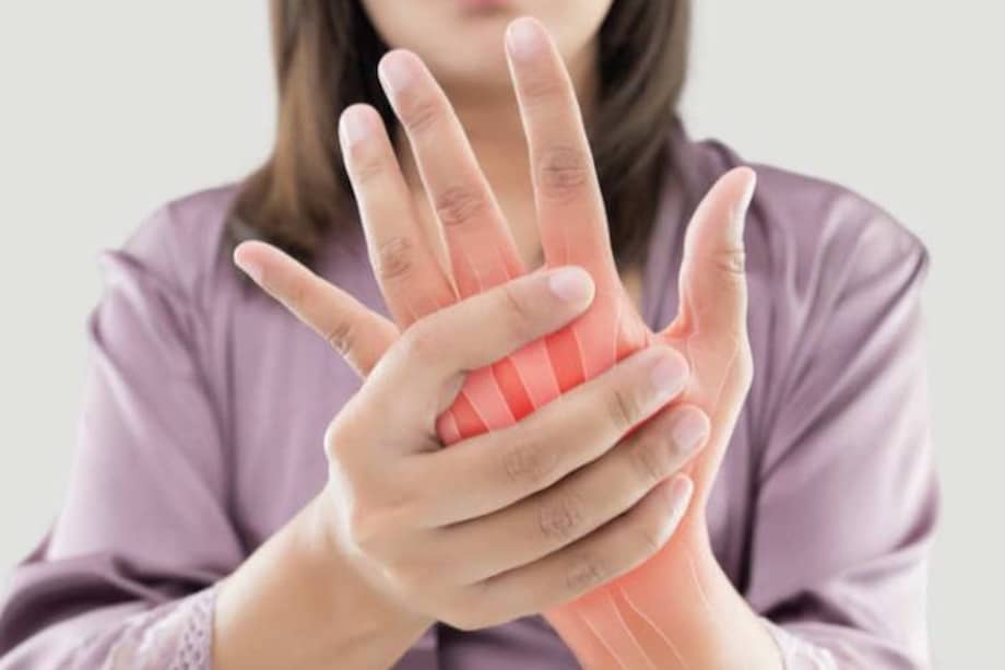 Imagen de referencia. La AR es una enfermedad autoinmune crónica que afecta principalmente las articulaciones, provocando inflamación, dolor y daño progresivo. Puede generar inflamación sistémica y se asocia con otras condiciones graves, como enfermedades cardiovasculares y pulmonares, lo que complica su manejo y aumenta el riesgo de mortalidad.