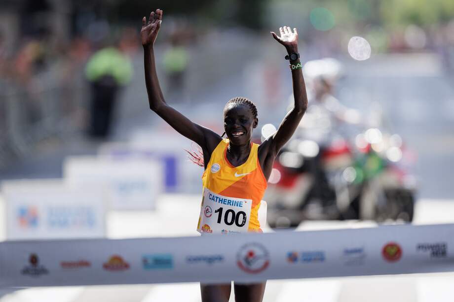 La atleta keniana Catherine Reline cruza la meta para ganar la prueba femenina de la 98 edición de la Carrera Internacional de San Silvestre hoy, en Sao Paulo (Brasil). La 98 San Silvestre brasileña estableció este año un nuevo récord de participantes con 35.000 inscritos.