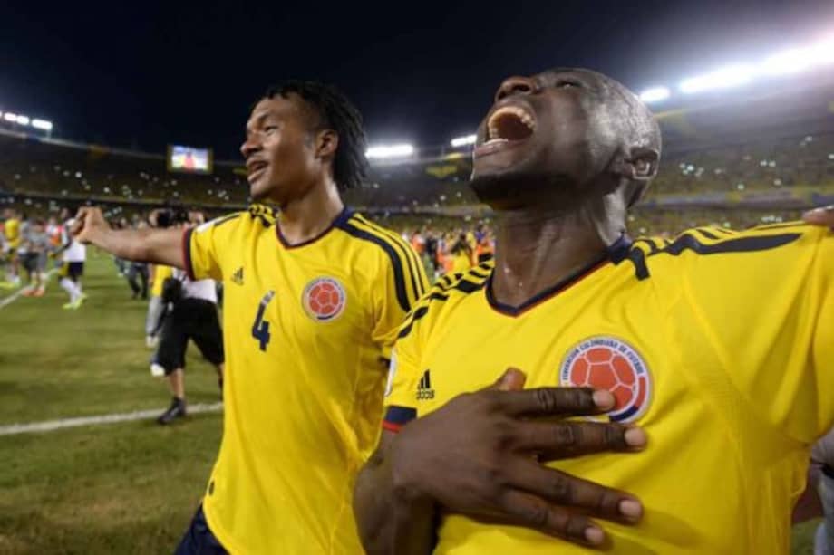 Juan Guillermo Cuadrado y Pablo Armero celebran a rabiar la clasificación de Colombia, luego del emotivo empate con Chiel, ayer en Barranquilla. / AFP