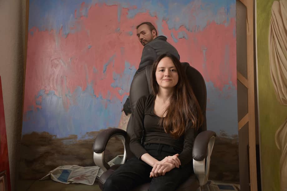 Angie Vega con su obra “Revestimiento” en el estudio de su casa.