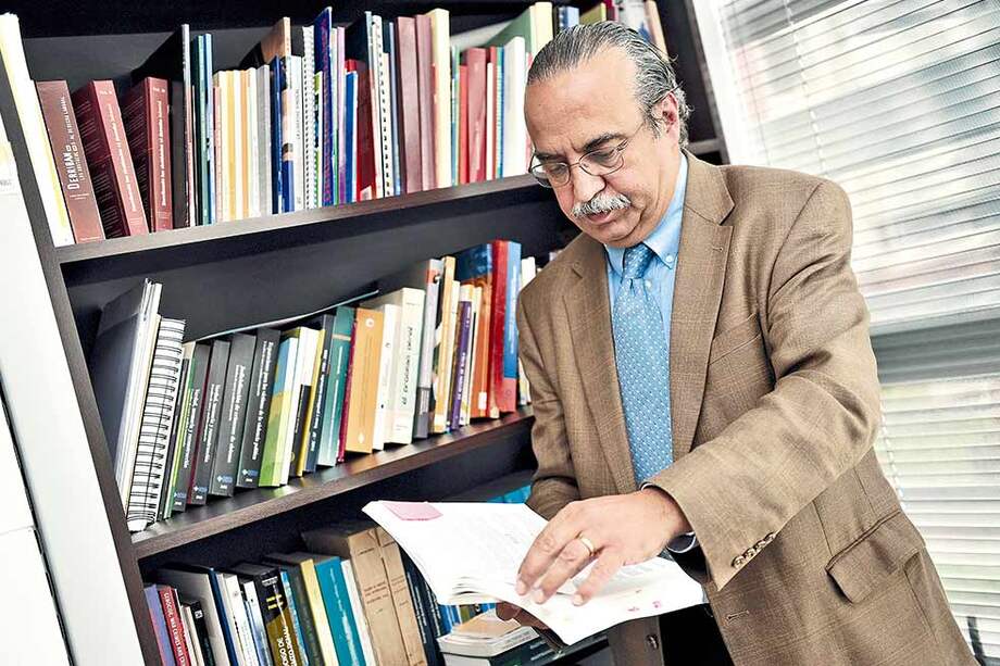 “Presentamos la solicitud de medidas cautelares no sólo en nombre de Gustavo Petro, sino también en el de sus votantes que la firmaron”: Rodríguez. / David Campuzano