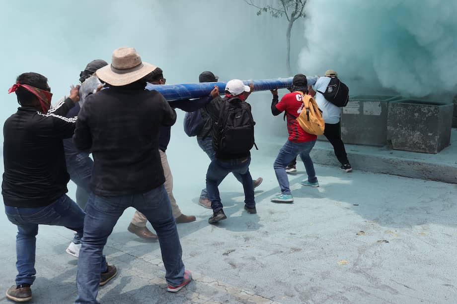 Personas golpean las puertas de acceso a la Secretaría de Educación Pública durante una manifestación este miércoles, en Ciudad de México (México).