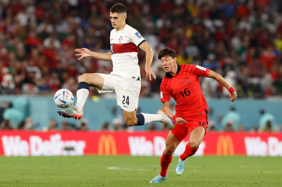 Antonio Silva, de Portugal, controla el balón ante la marca de Uijo Hwang.