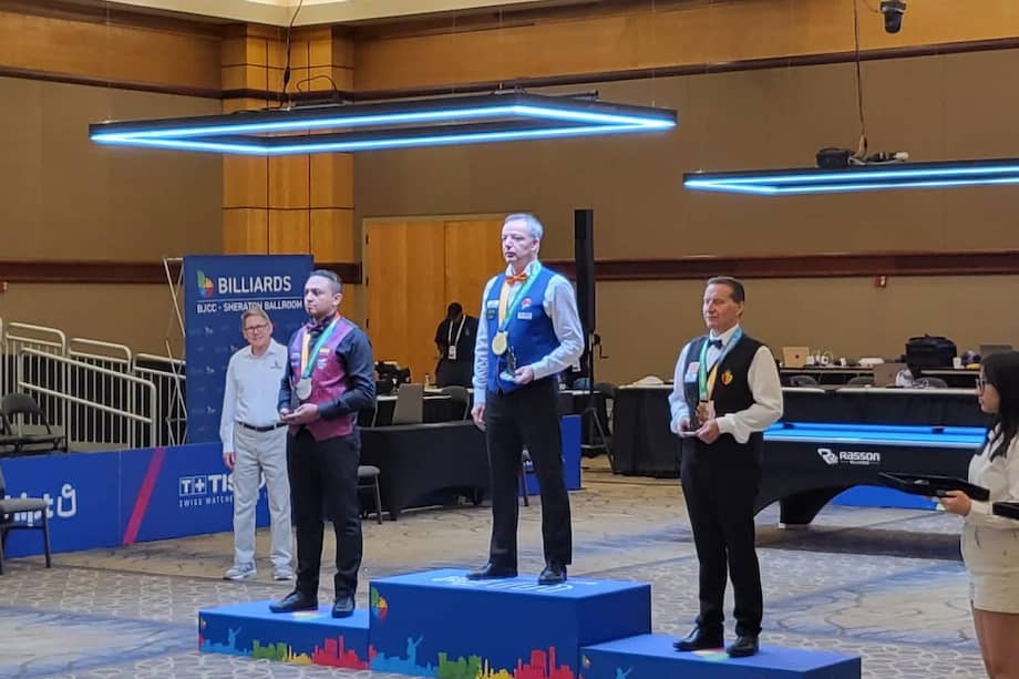 El colombiano José Juan García (izq.), medalla de plata, junto al medallista de oro, el neerlandés Dick Jaspers, y el ganador del bronce, el belga Eddy Merckx. / Foto Cortesía de Fecolbi