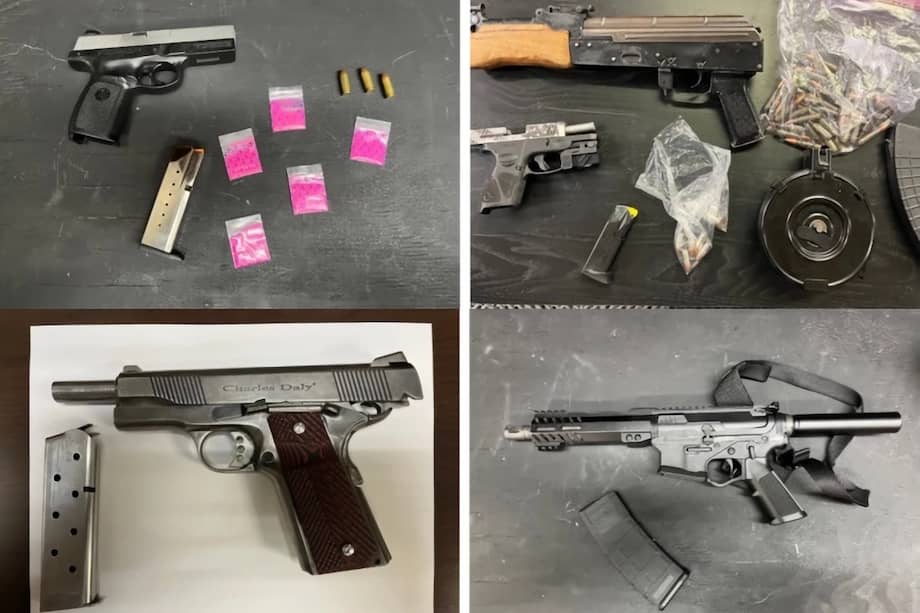 Fotografía cedida por el Departamento de Justicia de Estados Unidos que muestra armas de fuego incautadas a miembros de la organización criminal transnacional Tren de Aragua en Colorado.