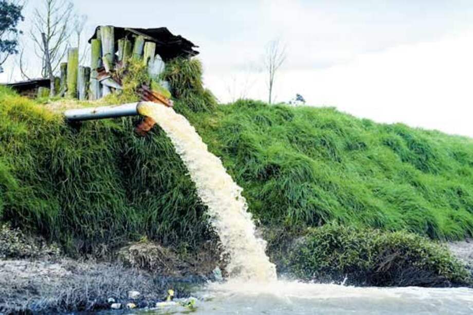 Vertimiento de aguas residuales en el río Bogotá. /Archivo