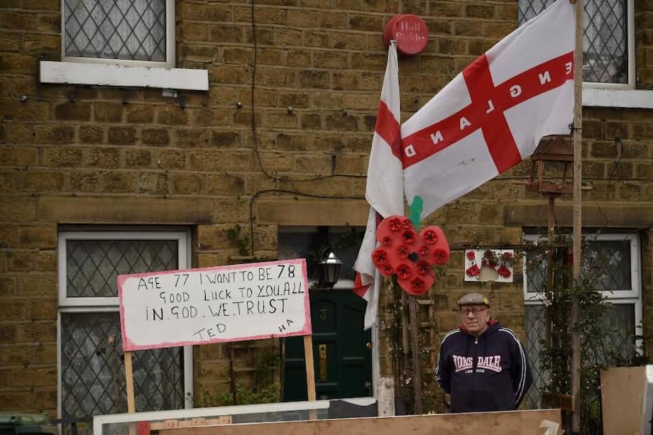 Un hombre de 78 años en su residencia en Reino Unido. / AFP
