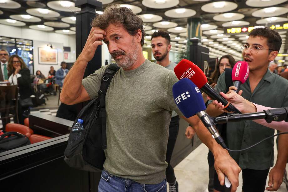 El actor español Rodolfo Sancho a su llegada al aeropuerto de Barajas tras visitar en Tailandia a su hijo, Daniel Sancho, en prisión provisional por el asesinato del colombiano Edwin Arrieta.