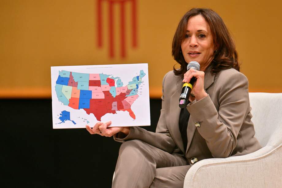 La vicepresidenta Kamala Harris muestra un mapa sobre el acceso a derechos reproductivos en Estados Unidos durante una visita a Nuevo México.
