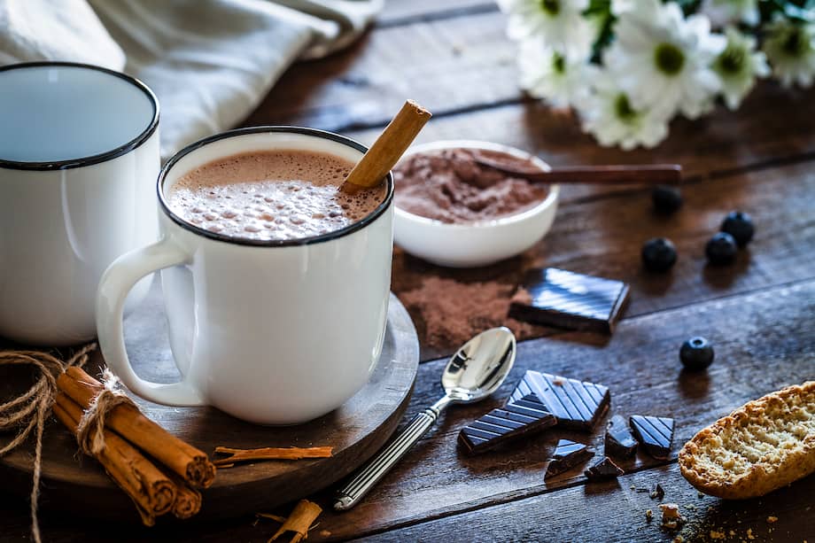 Esta bebita también puede llevar una pizca de canela para variar su sabor tradicional.