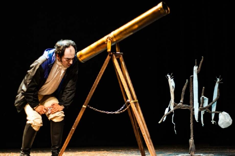 Una de las escenas del montaje “El bosque sobre el bosque, las sombras de Humboldt”, con más de 60 artistas en escena. / Cortesía