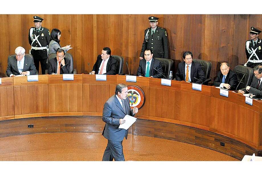 Gustavo Gallón en (centro) la audiencia en la Corte Constitucional el 25 de julio.