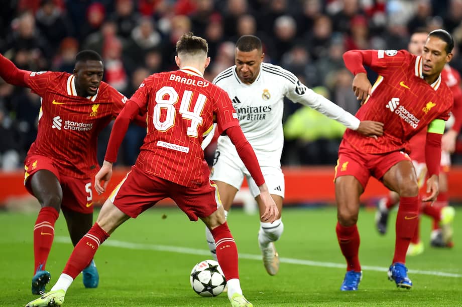 Virgil van Dijk (D), Ibrahima Konaté (I) y Conor Bradley del Liverpool en acción contra Kylian Mbappé (C) del Real Madrid durante el partido de la Liga de Campeones de la UEFA entre el Liverpool y el Real Madrid en Liverpool, Gran Bretaña, el 27 de noviembre de 2024.