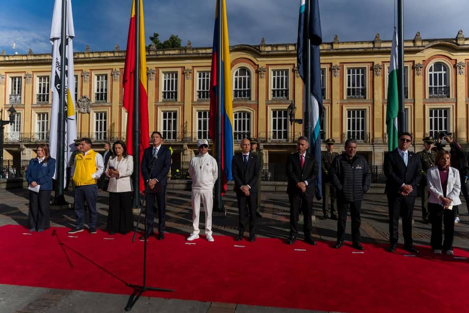 El presidente Gustavo Petro, junto a autoridades electorales e institucionales, en la ceremonia de instalación de urnas en la Plaza de Bolívar. Desde las 8 de la mañana, cerca de 40 millones de colombianos están habilitados para votar en la segunda vuelta que definirá si el país vira hacia la derecha con Abelardo de la Espriella o continúa en la izquierda con Iván Cepeda.