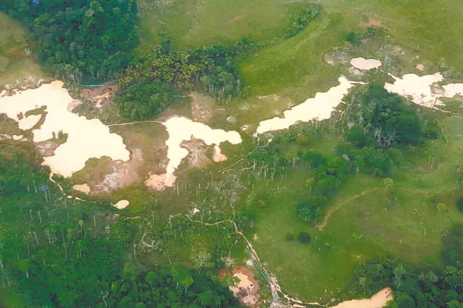 Desde un avión del Ejército que sobrevoló Puerto Caicedo (Putumayo), los daños ambientales son evidentes. / Cortesía Ejército