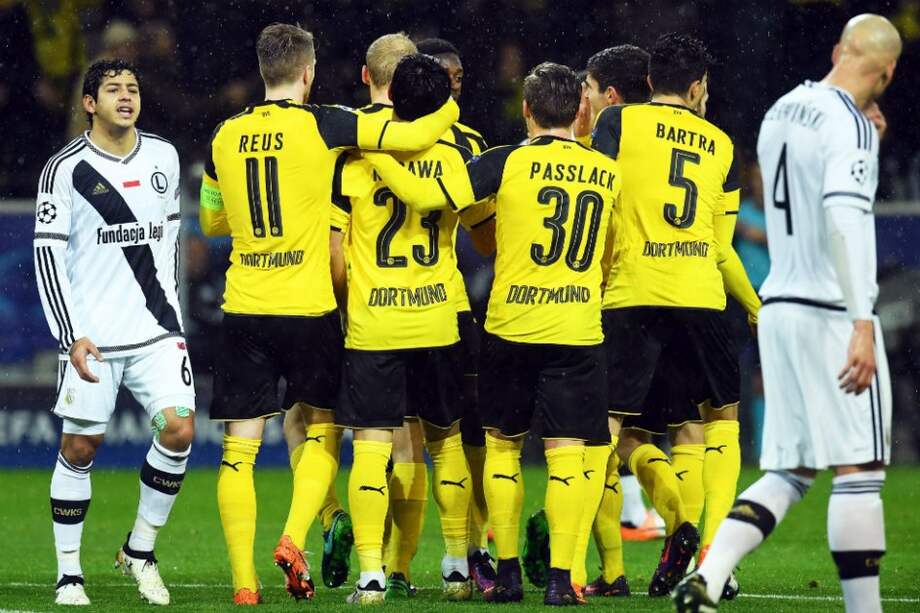 Los jugadores de Borussia Dortmund celebran uno de los muchos goles con los que derrotaron al Legia, este martes, en Alemania. / EFE