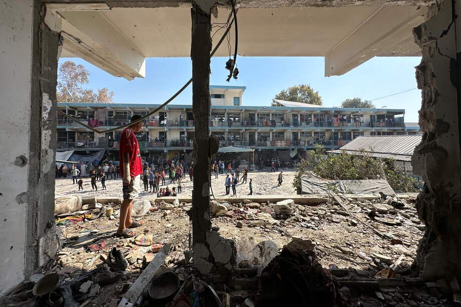 Al menos 40 gazatíes murieron en ataques israelíes sobre el campamento de refugiados de Nuseirat, en el centro de la Franja de Gaza, la mayoría de ellos en una escuela de la Agencia de la ONU para los Refugiados Palestinos (UNRWA) que albergaba decenas de desplazados.