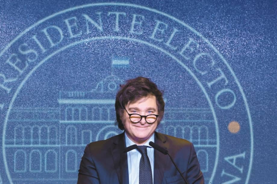 El presidente electo de Argentina, Javier Milei, ofrece un discurso en el "búnker" electoral tras conocer los resultados que le dieron como ganador del balotaje en Buenos Aires (Argentina).