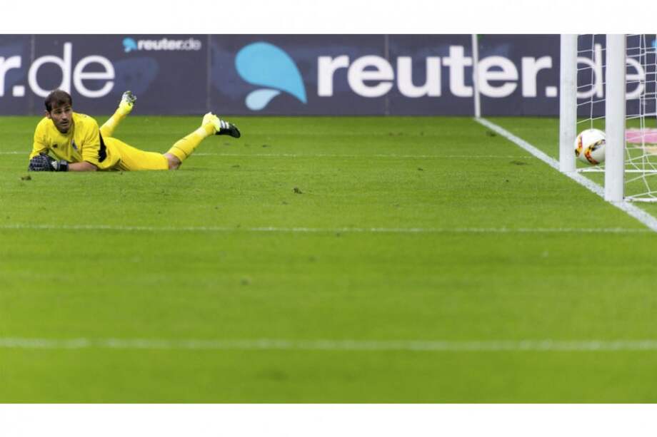Iker Casillas observa cómo la pelota se introduce en su arco / EFE