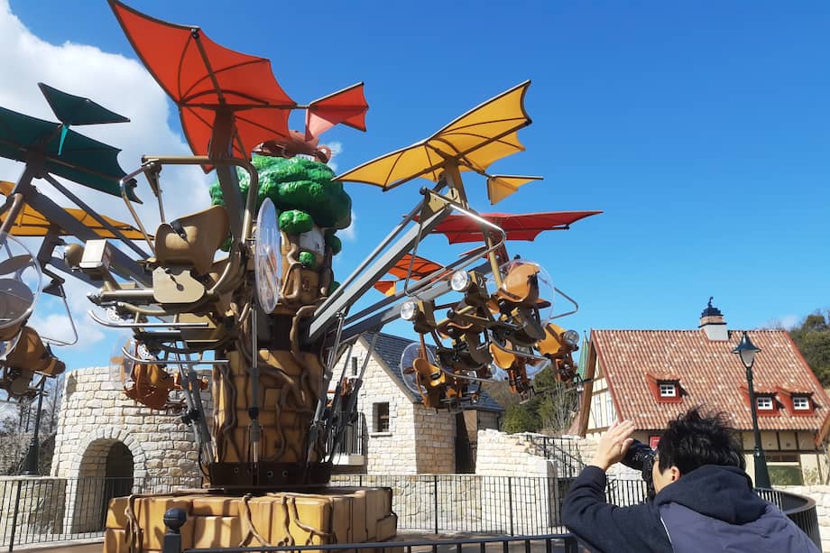 Vista de las nuevas sillas voladoras del Parque Ghibli que forma parte de la nueva área 'El valle de la bruja'.