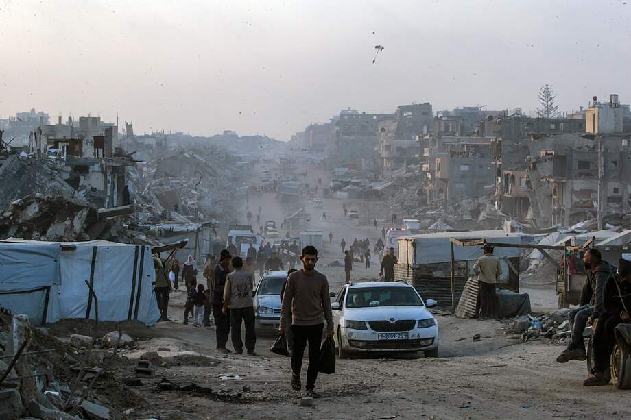 Un refugio de una familia palestina entre los escombros de edificios destruidos durante el mes sagrado de Ramadán en el campo de refugiados de Jabaliya, al norte de la Franja de Gaza, el 15 de marzo de 2025.