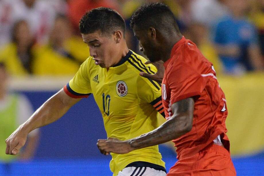 James Rodríguez es presionado por el jugador peruano Carlos Ascues. Foto: AFP
