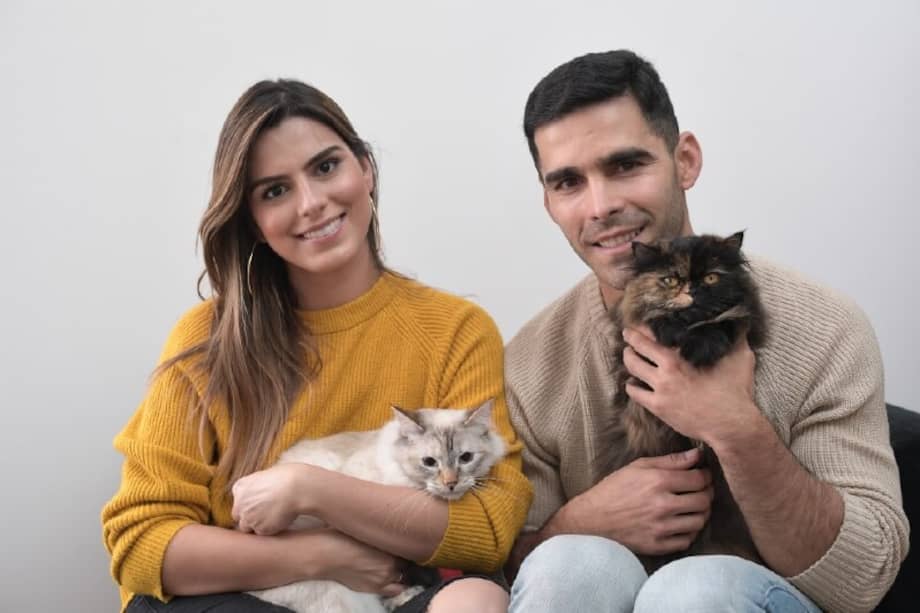 Lucía Aldana y Pedro Pallares con Pimienta y Misha. / Mauricio Alvarado