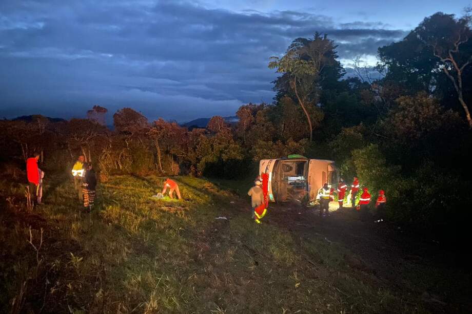 Las autoridades se encuentran en la zona tratando de hacer el rescate de un hombre que está vivo y que quedó atrapado bajo el vehículo.