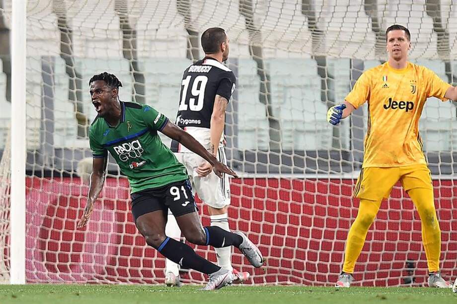 Duván Zapata celebrando el gol que abrió el marcador en el empate 2-2 contra la Juventus en Turín.