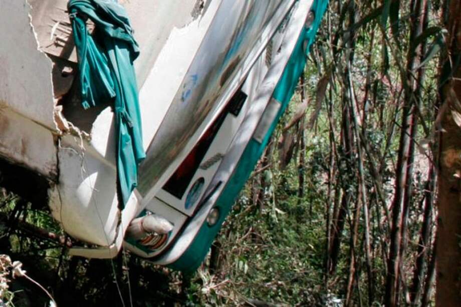 Mueren dos personas en accidente de bus