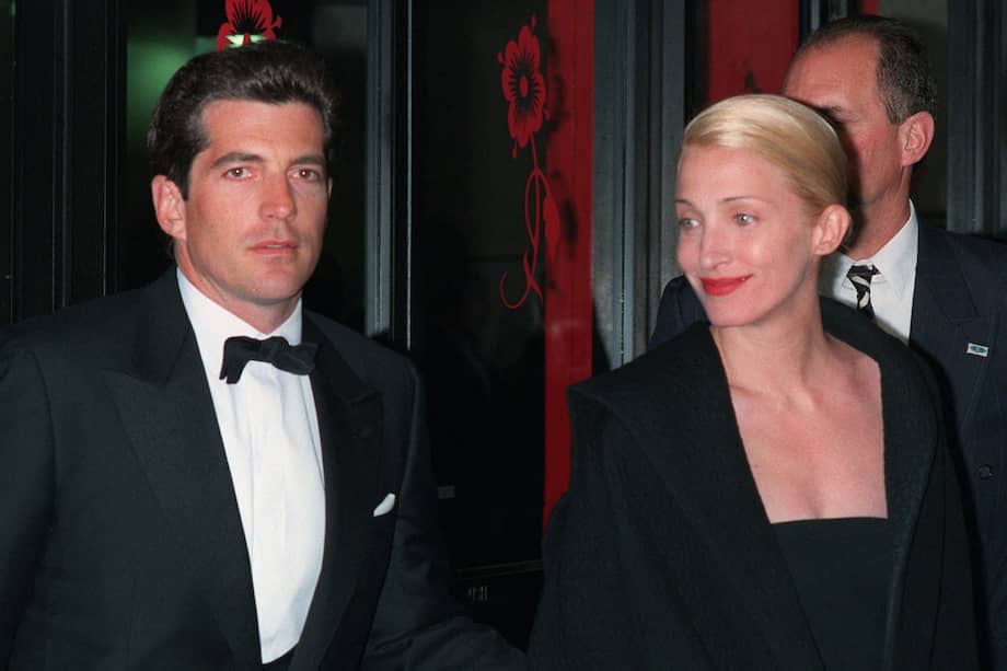 En una foto de archivo, John F. Kennedy, Jr. y su esposa, Carolyn Bessette Kennedy, llegan al Teatro Minskoff la noche del lunes 6 de abril de 1998. /AP/Mitch Jacobson