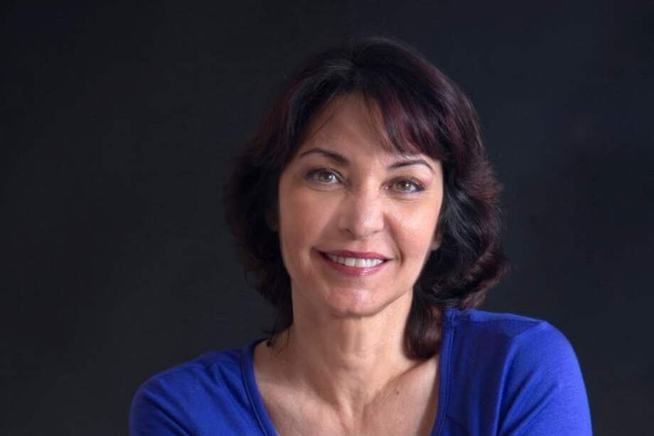 Daína Chaviano, escritora de "Extraños testimonios", ha sido reconocida con el Premio Anna Seghers, Premio Azorín de Novela y Premio Internacional de Fantasía Goliardos, entre otros.