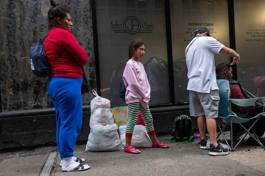 Miles de migrantes, muchos de ellos de Centroamérica, continúan llegando a Nueva York mensualmente mientras la ciudad lucha por alimentar y albergar a los recién llegados. La situación ha provocado tensiones entre los políticos locales y las comunidades donde se alberga a los inmigrantes.