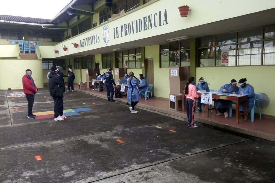 Mesas separadas, jurados de votación con indumentaria especial y señalización en el suelo para indicar la distancia entre votante y votante fueron una de las medidas obligatorias para llevar a cabo la elección.