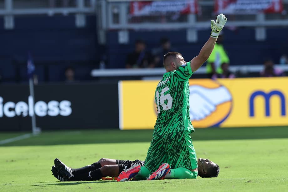 El guatemalteco Humberto Panjoj, se desmayó antes de finalizar el primer tiempo del partido entre Perú y Canadá.
